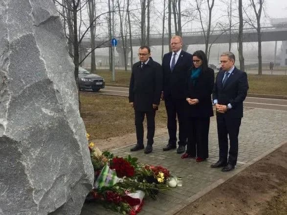 Голова МЗС Канади Шампань розпочав візит в Україну