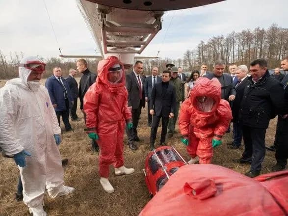 Зеленський оглянув вертоліт для транспортування інфекційних хворих