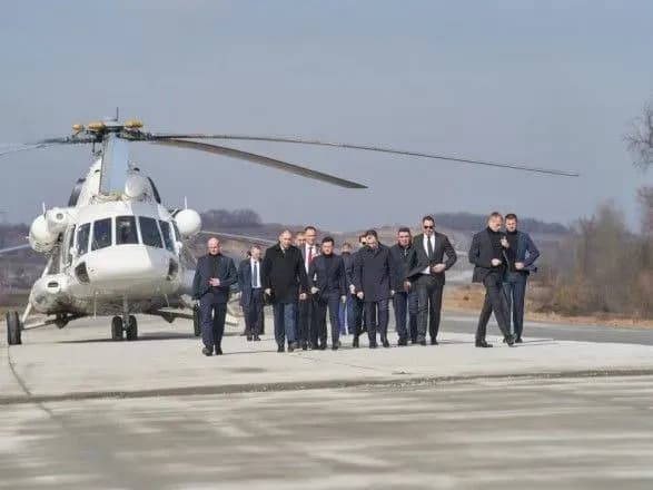 Зеленський зустрівся з евакуйованими у "Нових Санжарах" та закликав не їхати з країни