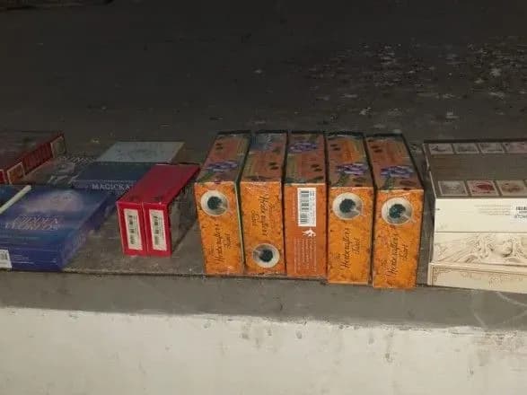 Невдало розклав: чоловік намагався контрабандою завезти карти Таро до України