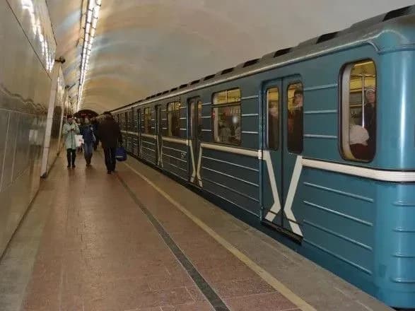 У столичному метро невідомі у вагоні підірвали петарду