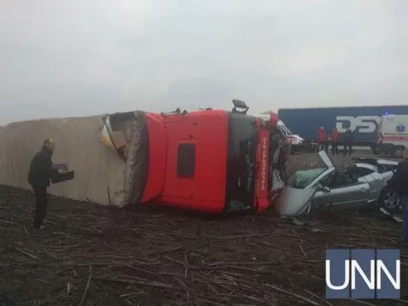 На трасі під Києвом зіткнулися фура і легковик, троє загиблих