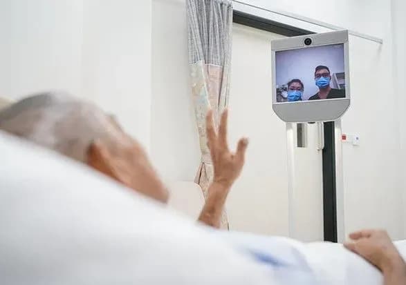 У Таїланді використовують роботів з технологією 5G для догляду за пацієнтами з коронавірусом