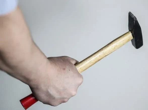 На Донеччині через ревнощі чоловік побив молотком знайомого