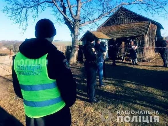 На Буковині чоловік вбив сокирою дружину і задушив півторарічну доньку