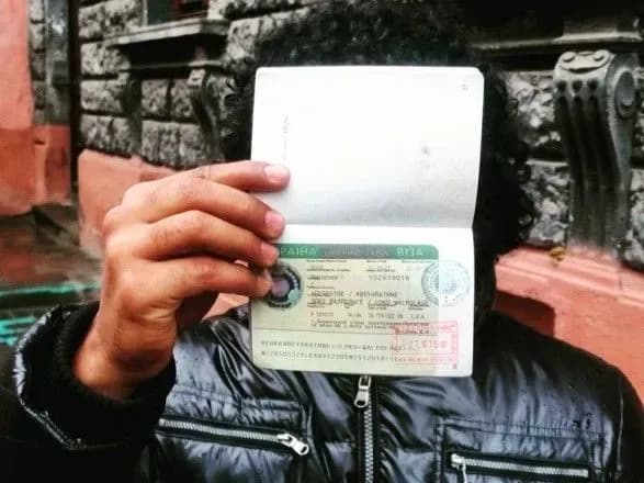 Українські консульства призупиняють видачу віз через коронавірус