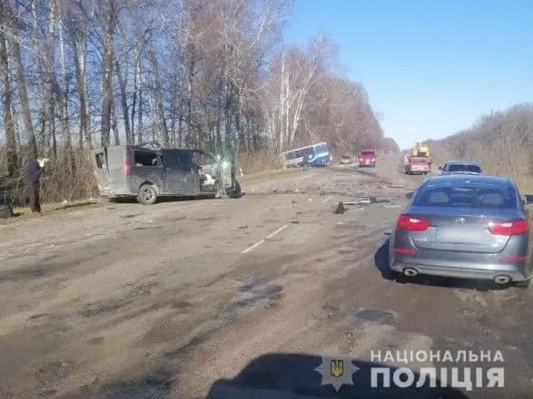 На Сумщині внаслідок зіткнення мінібуса та рейсового автобуса загинуло троє осіб