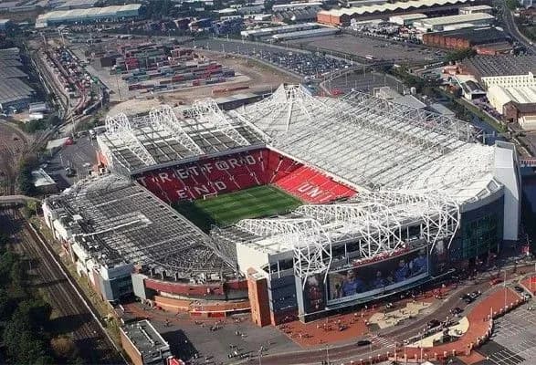 Английская премьер-лига проведет матчи с пустыми трибунами