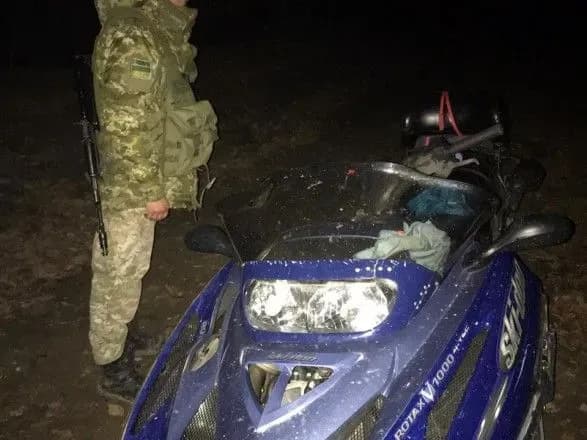 На границе с Румынией задержали партию сигарет и "наблюдателя" на снегоходе