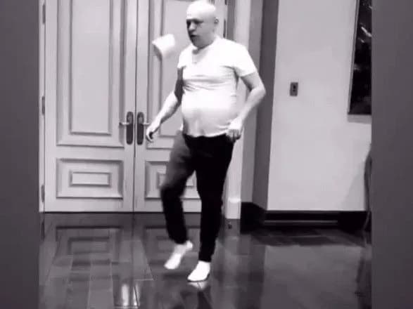 Спортивний челлендж з туалетним папером вийшов з-під контролю: поцілили у дівчину і в Кубок ЛЧ