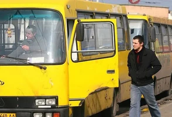 На Хмельниччині у маршрутку кинули каміння через відмову перевозити понад 10 пасажирів