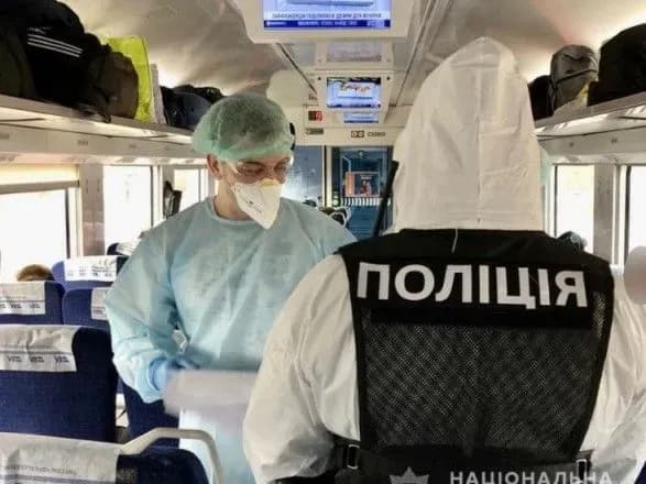 Поліція охороняє правопорядок у поїздах під час евакуації українців з Польщі