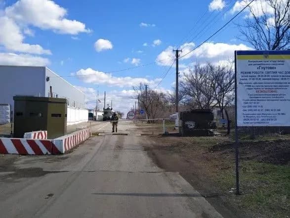 У чергах на КПВВ в районі операції Об’єднаних сил застрягли 30 автівок