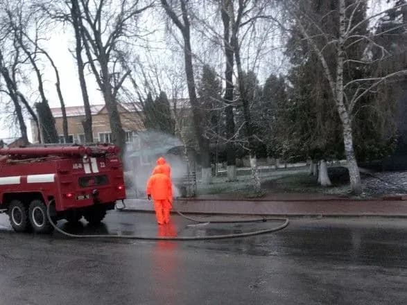 На Хмельниччині дезінфікують вулиці та місця масового скупчення людей