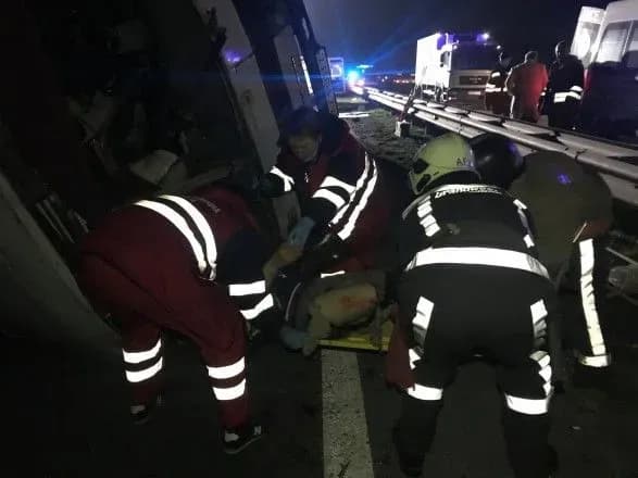 На Одеській трасі зіткнулися вантажівка і два автобуси, є загиблі