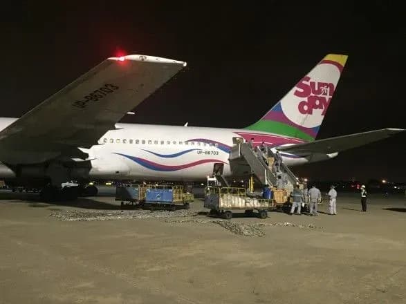 У Китаї завантажують черговий літак з партією масок і тестів для України