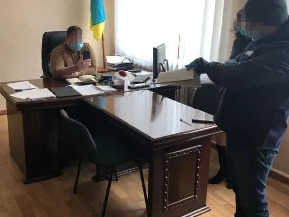 Військовий посадовець вимагав від учасника бойових дій 1,5 тис. дол. за реєстрацію в квартирі