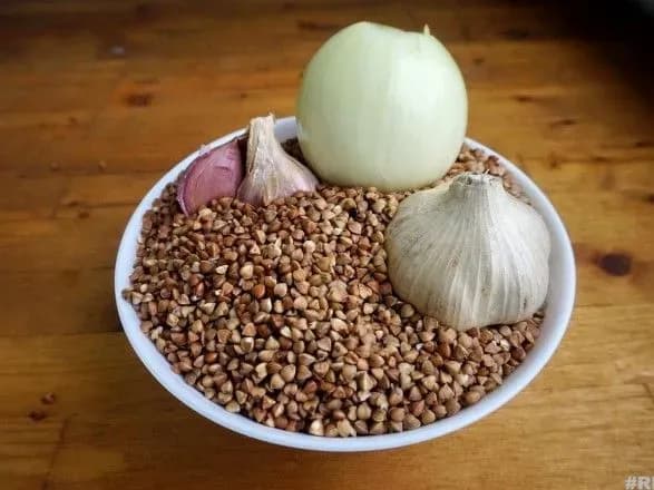 Білорусь заборонила вивозити з країни гречку, цибулю і часник