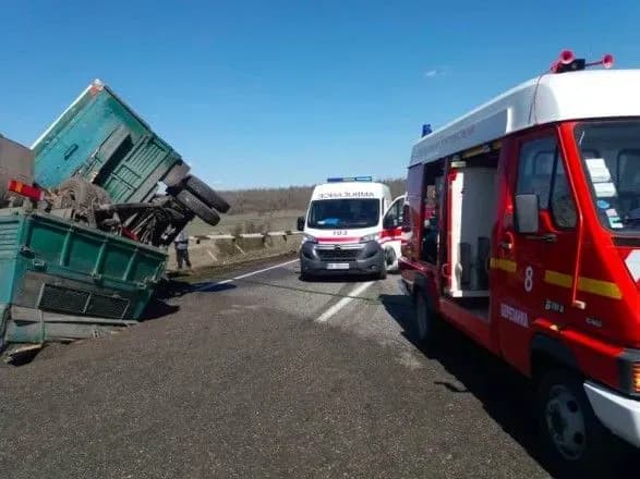 На Миколаївщині легковик не розминувся з "КАМАЗом", є загиблий