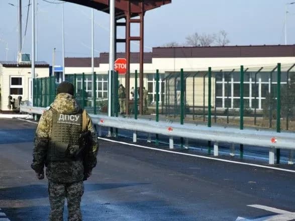 В Держприкордонслужбі розповіли, як відбувається пропуск на КПВВ на адмінмежі з Кримом