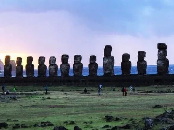 Влада Чилі скасовує карантин на острові Пасхи: місцеві мешканці проти