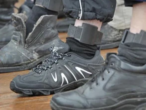 У Південній Кореї планують стежити за самоізольованими за допомогою електронних браслетів