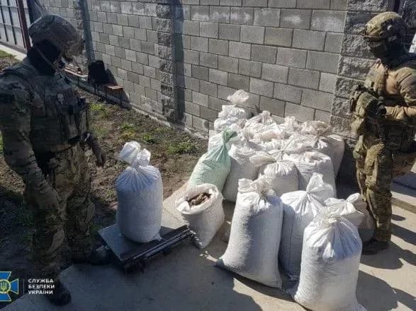 В організованої групи, причетної до замовного вбивства, вилучили понад 600 кг бурштину