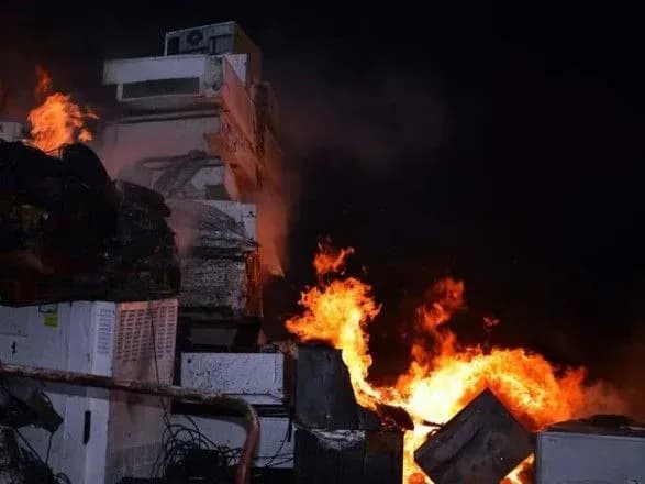 У Дніпрі горіло підприємство із заготівлі металобрухту