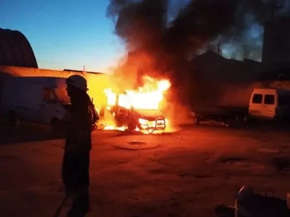 У Дніпрі вночі горіли два легковики