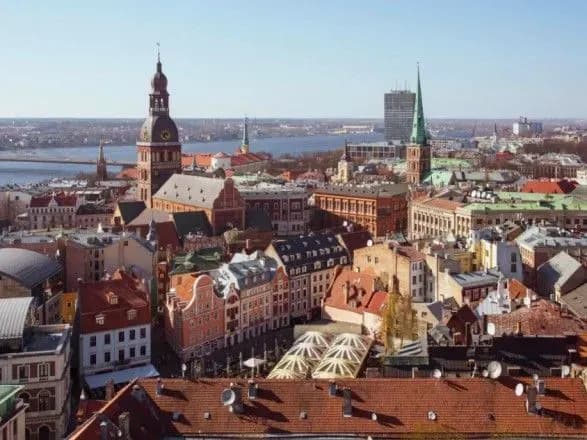 У Латвії хочуть дозволити торгівлю алкоголем через інтернет навіть після карантину