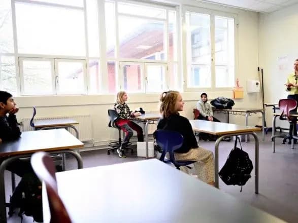 Соціальна дистанція, бар'єрна стрічка і жорсткі правила: у Данії школярі повернулись на навчання
