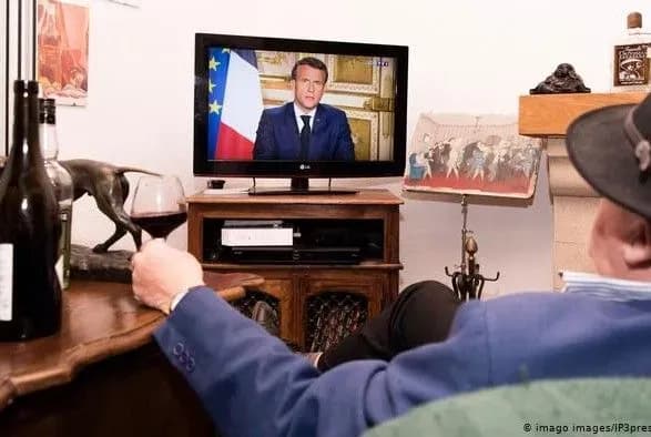 Франция снимает запрет на посещение домов престарелых и приютов