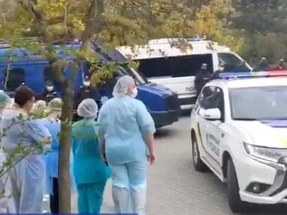 Приклад взаємоповаги та підтримки: у Львові патрульні привітали лікарів із Великоднем