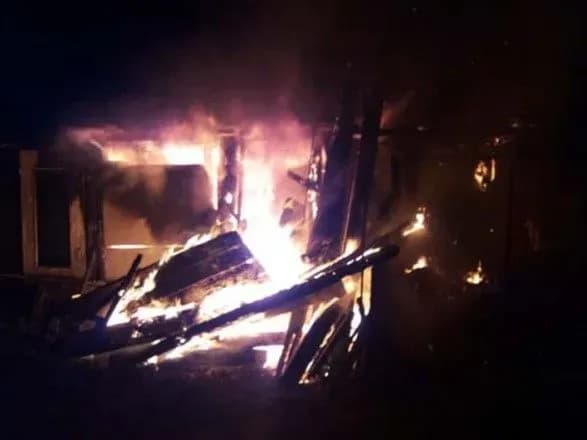 У Павлограді горів житловий будинок з подвір'ям