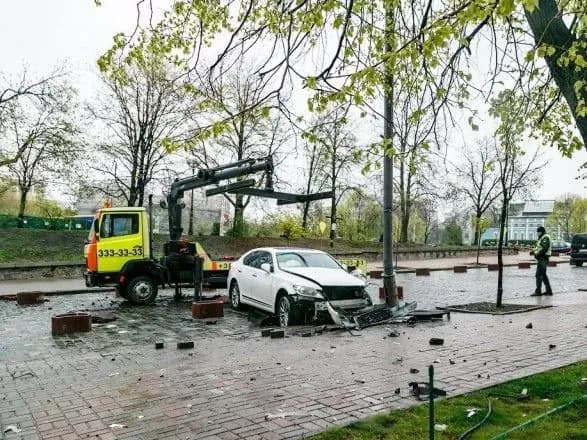 Спецоперація СБУ на алеї Героїв Небесної Сотні: ДБР склало протокол через пошкодження стовпа