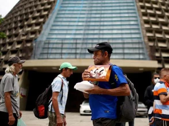 В Бразилії екскаватори копають братські могили для померлих від COVID-19