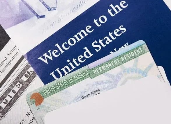 США призупинять видачу грінкарт та імміграційних віз