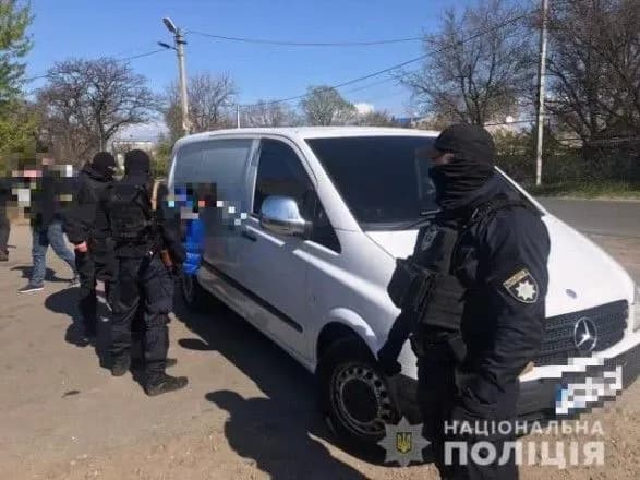 Банду затримали за "вибивання" з чоловіка майже мільйона доларів