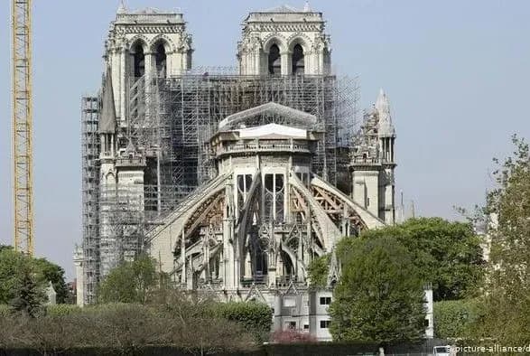 Попри коронавірус Франція продовжить відбудову Нотр-Дам де Парі
