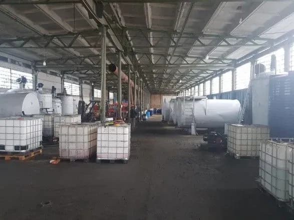 На Київщині викрили осіб, які незаконно виготовили понад 13 тонн фальсифікованого антисептику