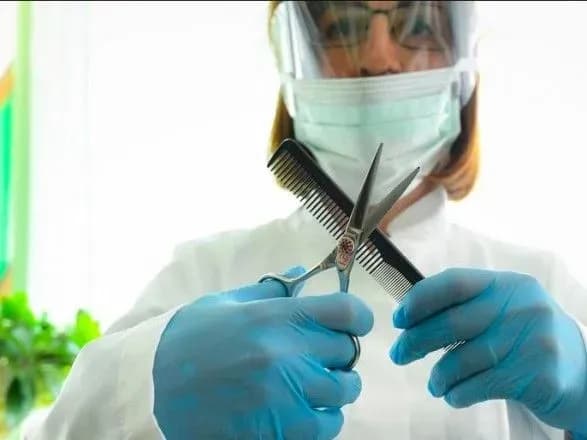 Пандемія відступає: у Німеччині відкрилися перукарні, музеї та церкви