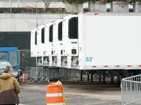 Зростання смертності від COVID-19 у Нью-Йорку: встановлено понад десяток холодильних причепів в якості тимчасових моргів