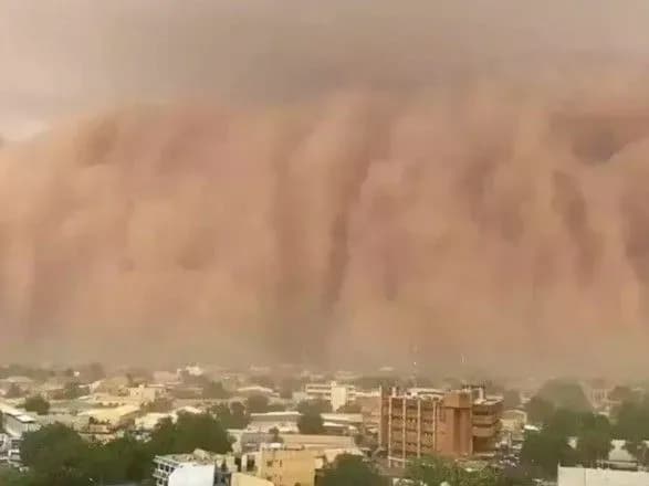 На столицю Нігера насувається масивна пилова хмара