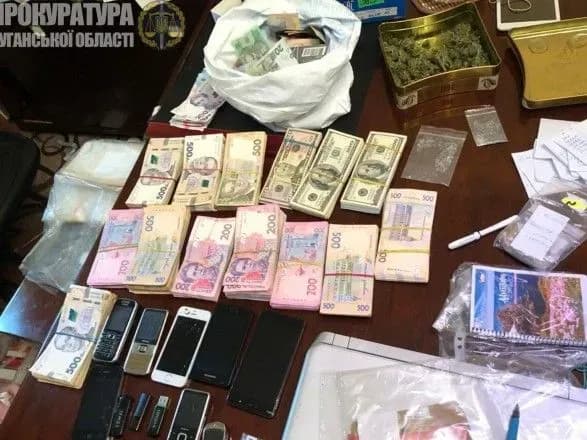 На Луганщині банда вимагала 2 млн грн, погрожуючи вбивством чоловіка та його рідних