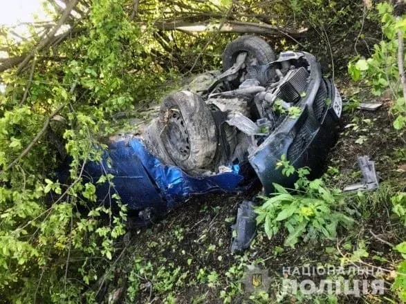 На Буковині автівка перекинулась під час руху, є постраждалі