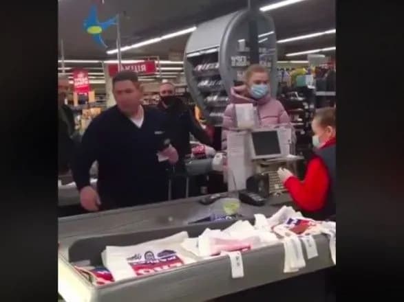 У Полтаві засудили чоловіка, який кинув монети в обличчя касиру в супермаркеті