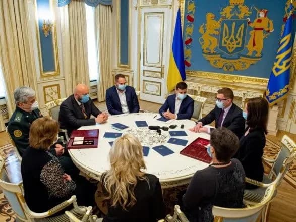 Зеленський передав рідним загиблих співробітників СБУ ордени “Золота Зірка”