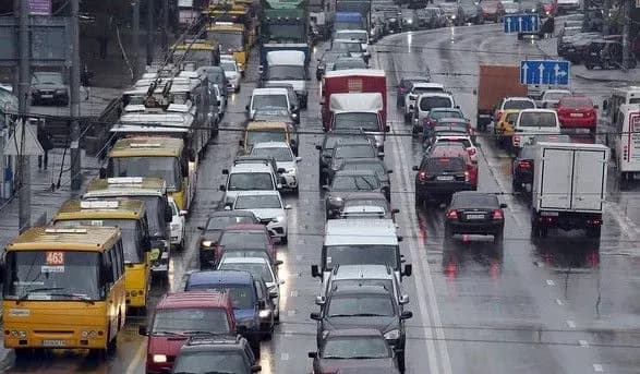 Після послаблення карантину Київ зранку стоїть у заторах