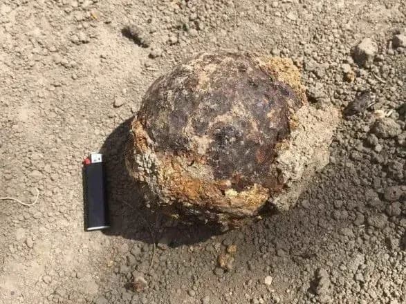 На Одещині чоловік знайшов гарматне ядро часів турецької війни біля власного будинку
