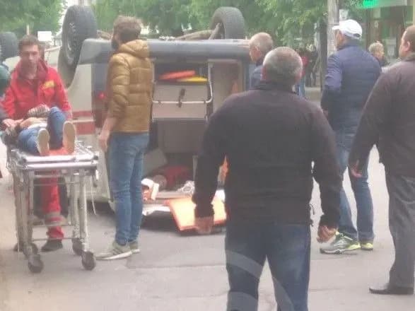 В Івано-Франківську під час ДТП перекинулася “швидка”